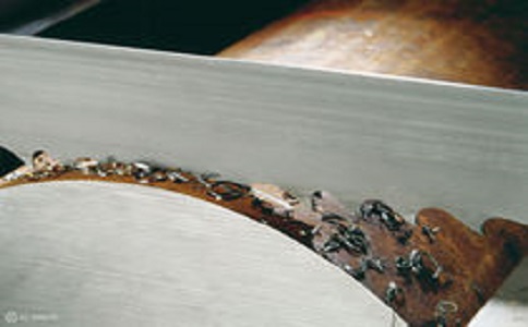 武汉带锯床线速度设定过高，为什么会导致带锯条齿尖发热加速锯条的磨损？